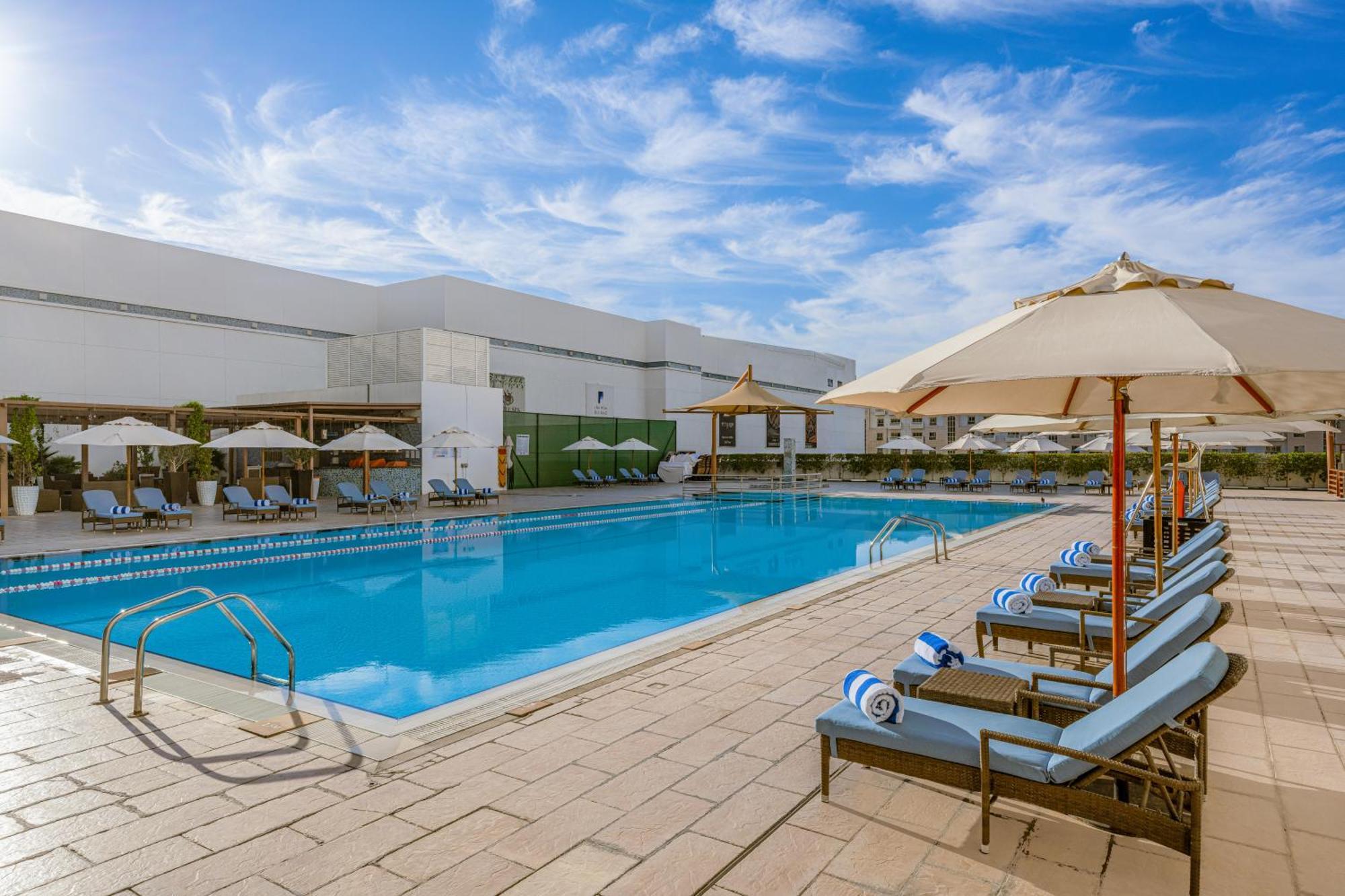 Four Points By Sheraton Аль-Айн Экстерьер фото The swimming pool at the hotel