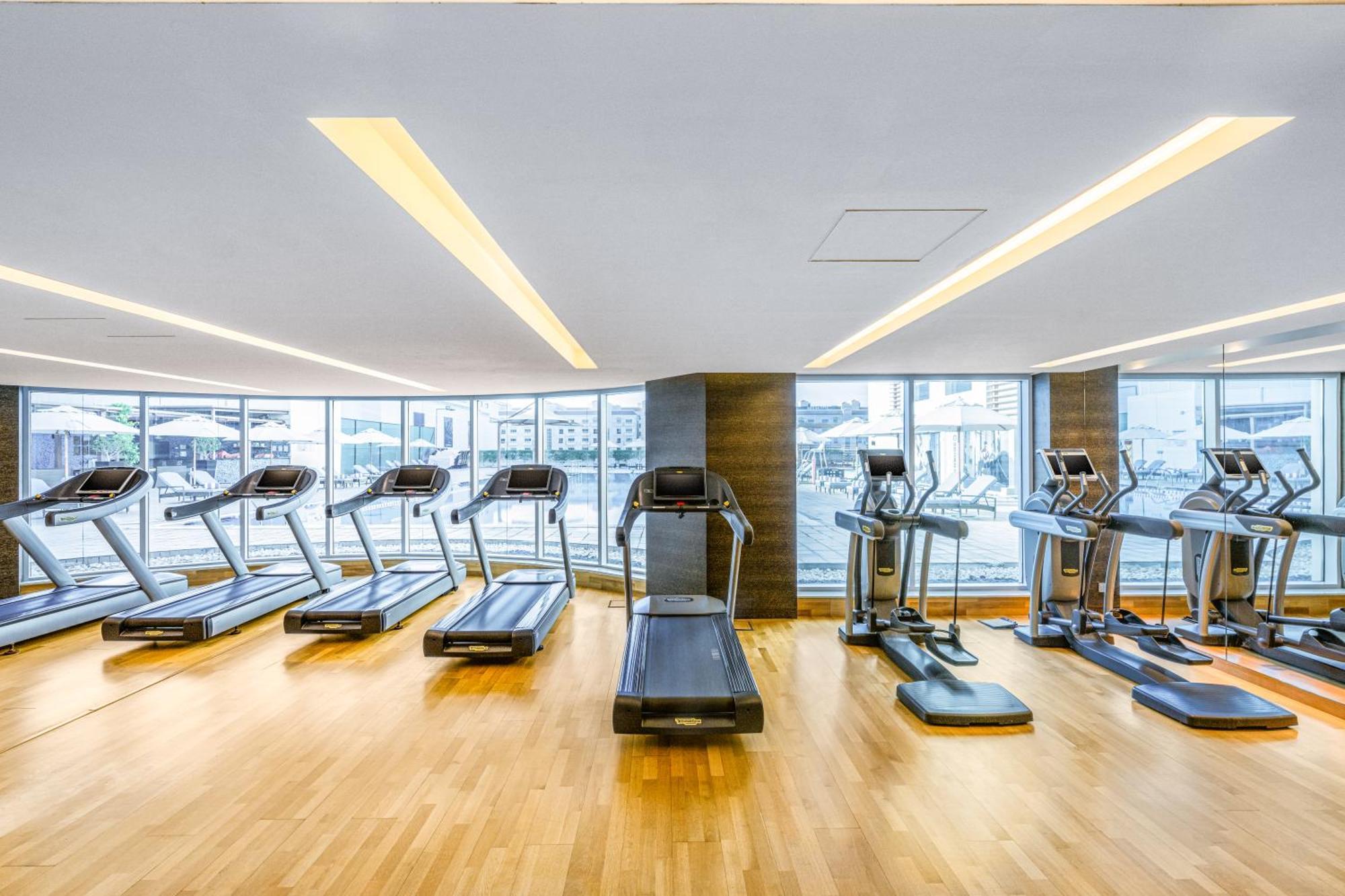 Four Points By Sheraton Аль-Айн Экстерьер фото The gym at the hotel