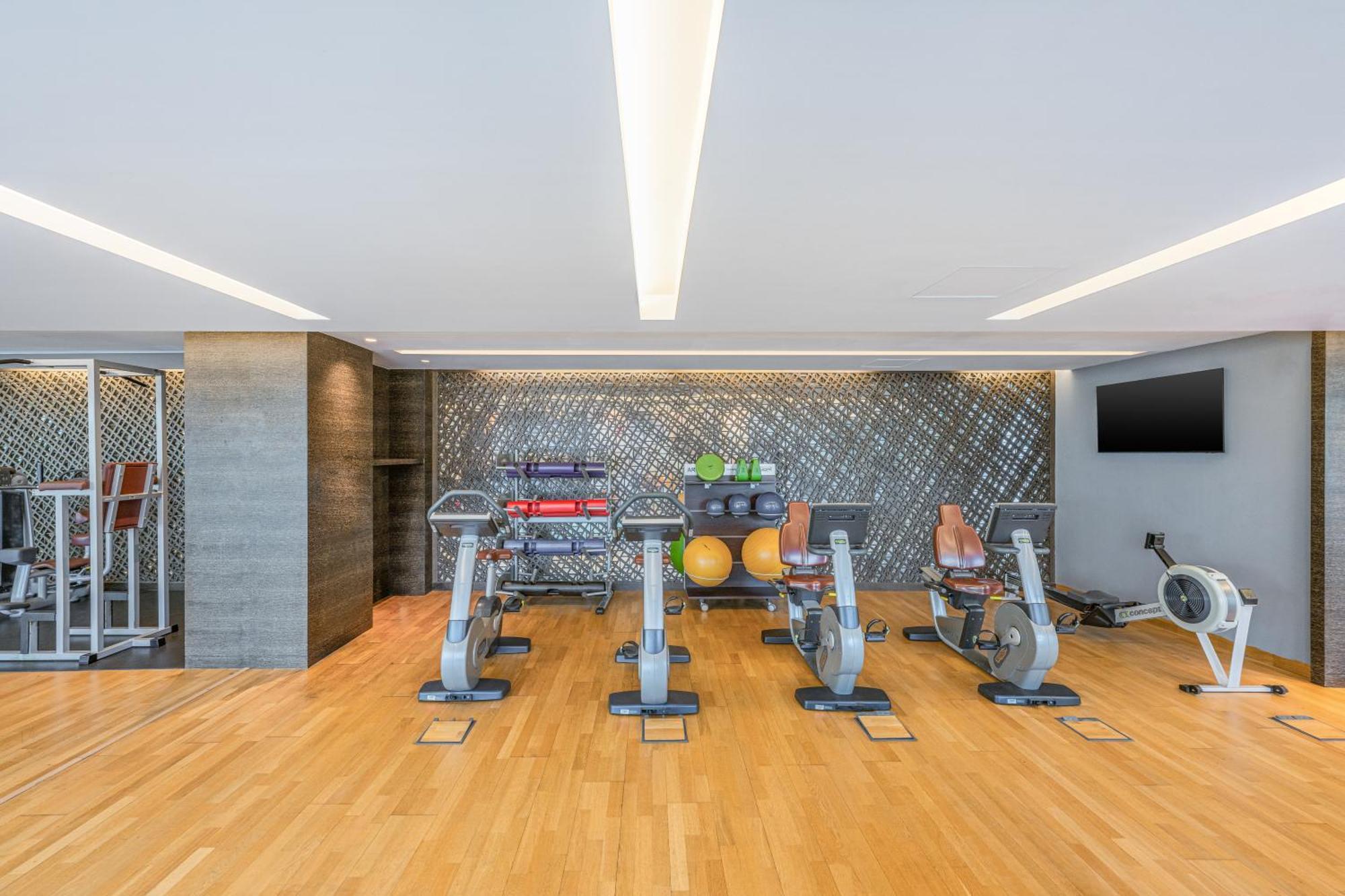 Four Points By Sheraton Аль-Айн Экстерьер фото The gym at the hotel