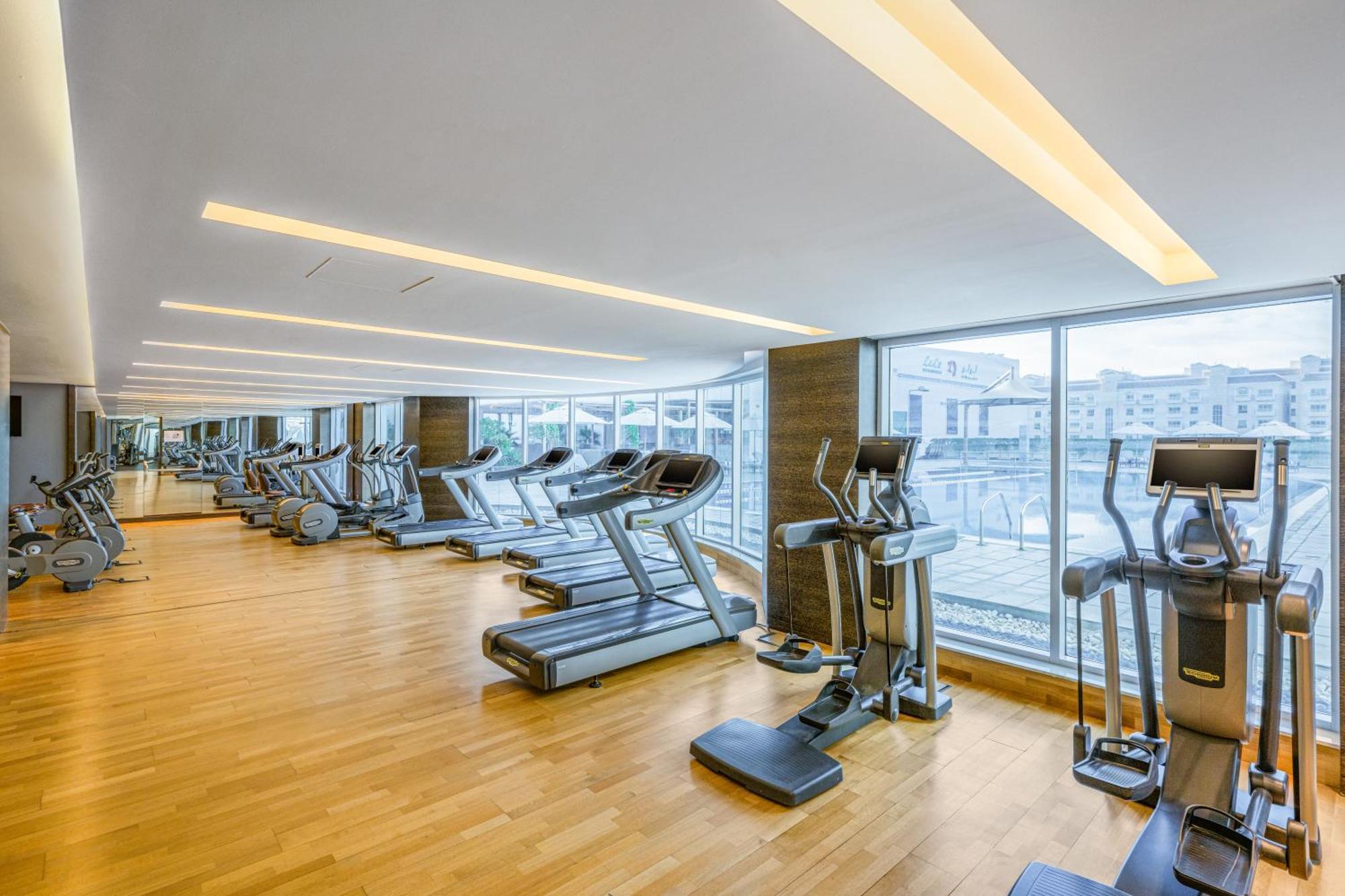 Four Points By Sheraton Аль-Айн Экстерьер фото The gym at the hotel