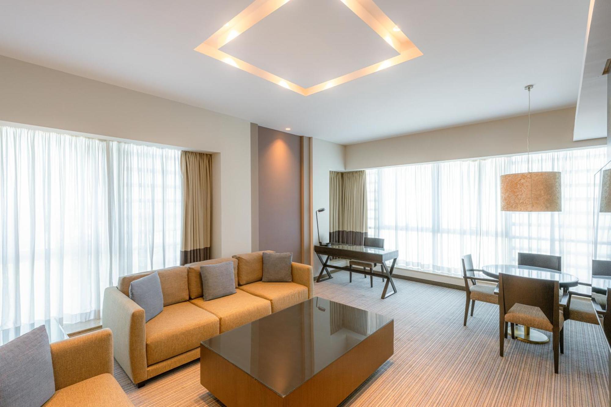 Four Points By Sheraton Аль-Айн Экстерьер фото A suite at the hotel