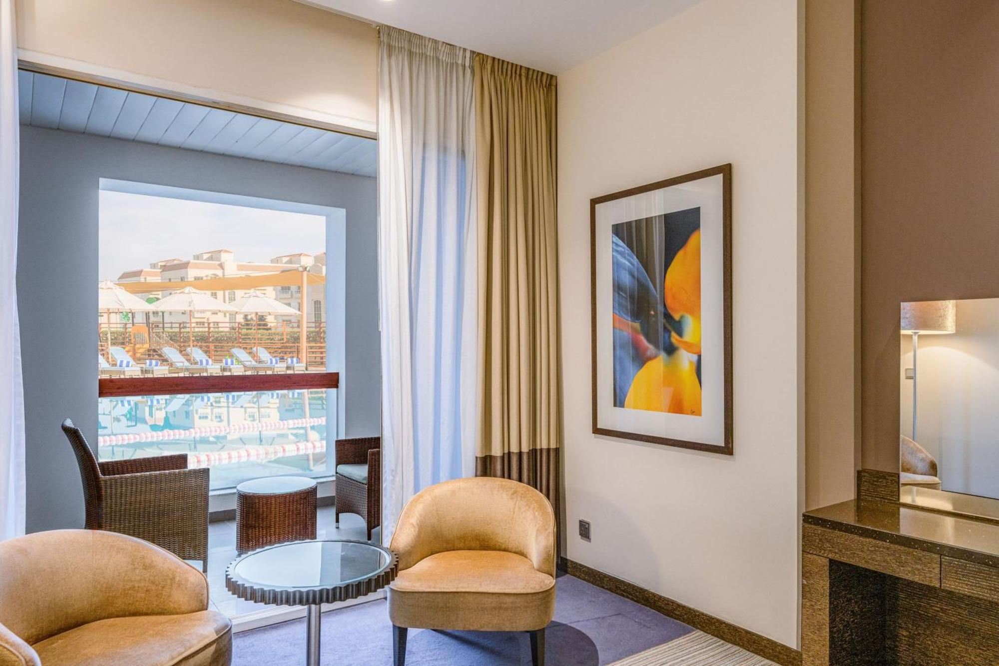 Four Points By Sheraton Аль-Айн Экстерьер фото A room at the hotel